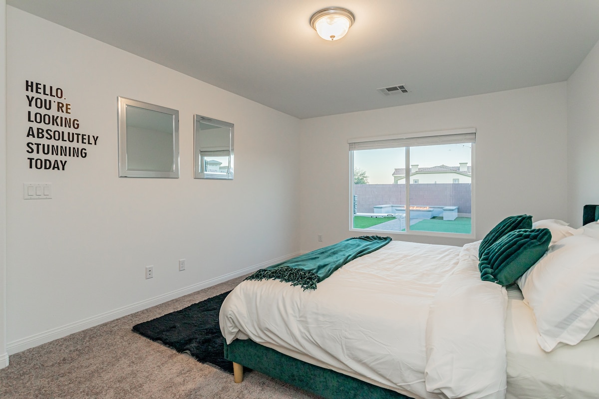 ห้องนอนที่ 1 จาก 5
ห้องมาสเตอร์สวีทขนาดใหญ่สุดๆที่ชั้นแรก กว้างขวางมากพร้อมวิวสวนหลังบ้าน มีเตียงกำมะหยี่ขนาดคิงไซส์และหัวเตียงพร้อมหมอนสบายๆ 6 ใบบนที่นอนเมมโมรี่โฟม