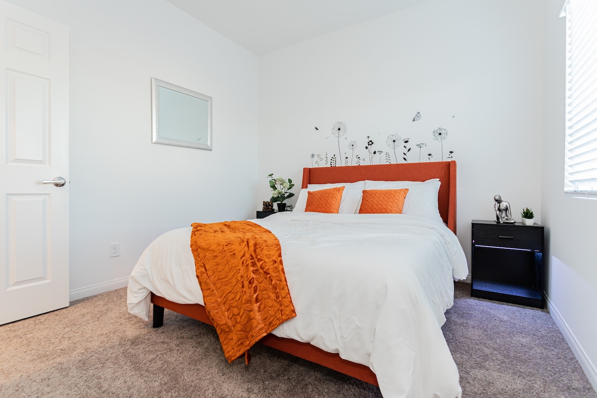 ห้องนอน 3 จาก 5 
ชั้นสองมีขนาดควีนไซส์เตียงพร้อมที่นอนเมมโมรี่โฟมนุ่มๆและหมอนนุ่มสบาย 6 ใบ