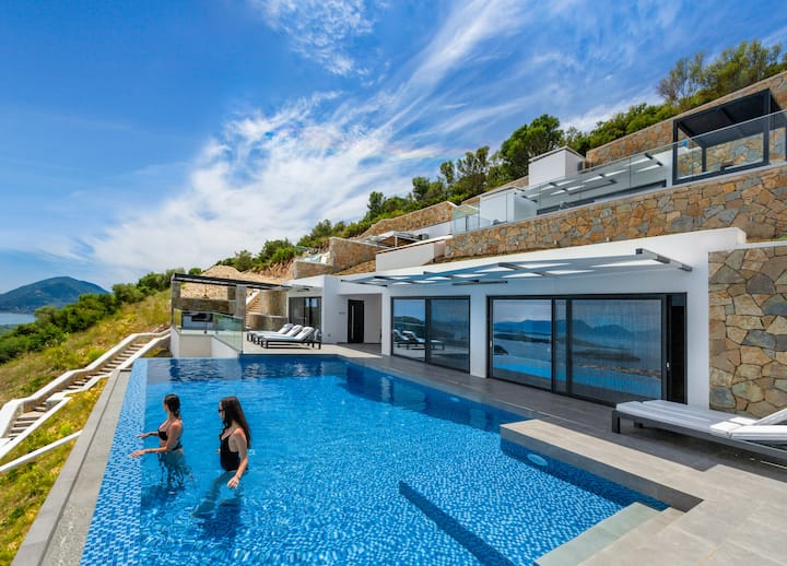 Offerta speciale Villa Golden con vista mare infinita - Boutique hotel in  affitto a Lefkada, Grecia - Airbnb