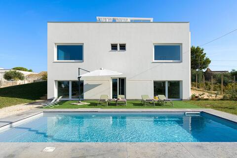 Pool villa with breathtaking views of the Salinas