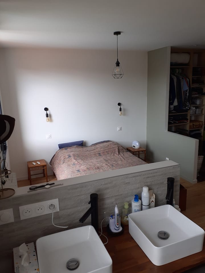 Hlavná spálňa s vlastnou kúpeľňou a šatňou