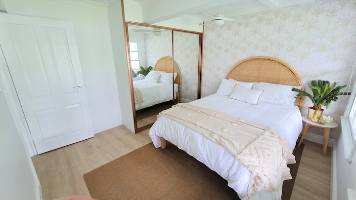 楼下卧室配有衣柜