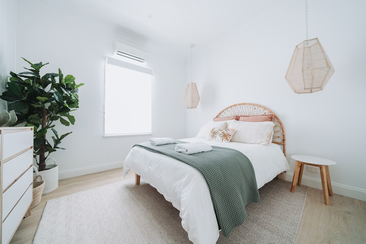 配备标准双人床和空调的卧室