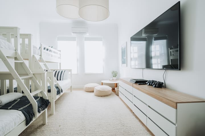 儿童双层房，配有2张三层双层床、75英寸电视、PS4和空调