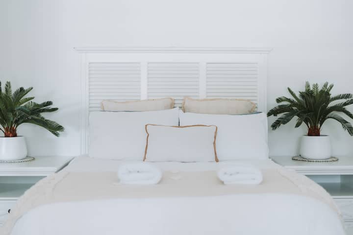 主卧配备标准双人床和空调