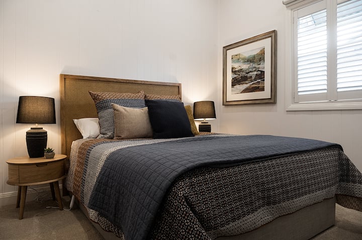 Chambre 2 qui contient un lit queen size confortable et des peignoirs intégrés.