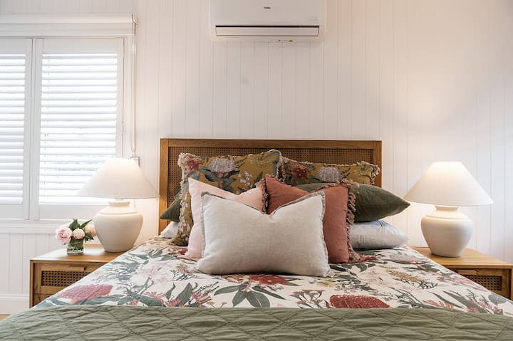 Lit Queen Size dans la chambre principale.