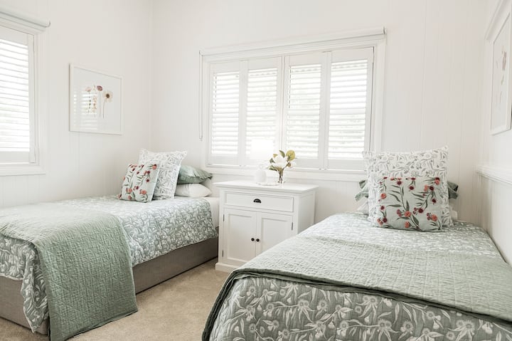 Chambre 3 qui dispose de deux généreux lits simples king size et comprend des couvertures électriques et une climatisation.