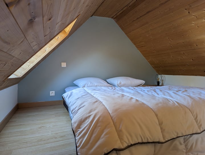 Habitación en altillo con cama de 160x200