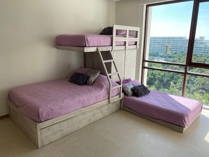 2号卧室配有双层床（ 2张双人床和2张单人床）