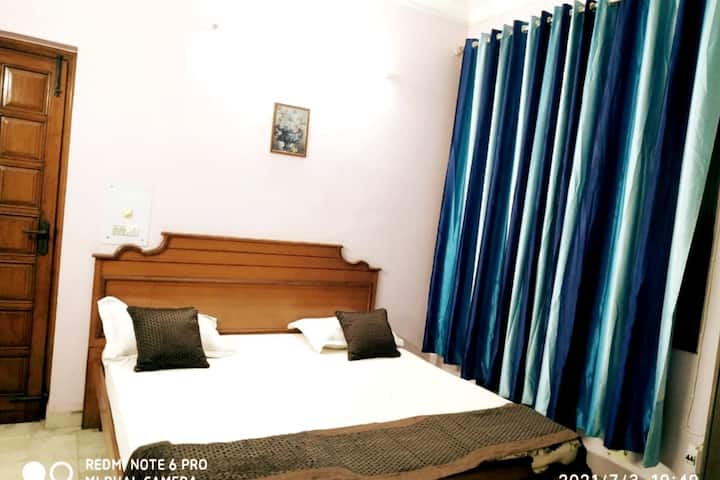 Een groot en comfortabel kingsize bed is aanwezig om een rustgevende en verfrissende nachtrust te garanderen.