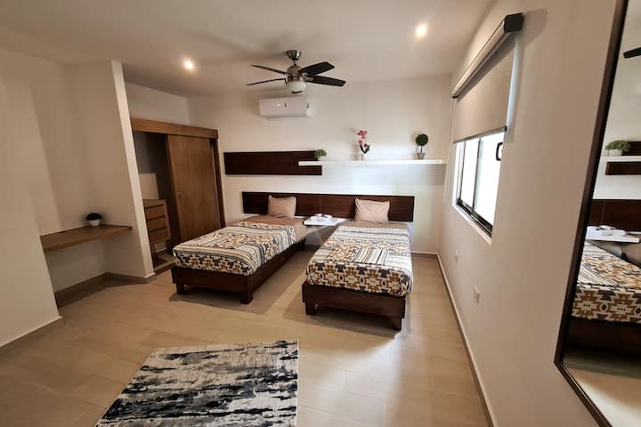 Chambre d'invité a deux lits simples qui peuvent être placés ensemble pour faire un plus grand lit.

La chambre d'amis dispose de deux lits simples qui peuvent être placés ensemble pour faire un lit plus grand. 