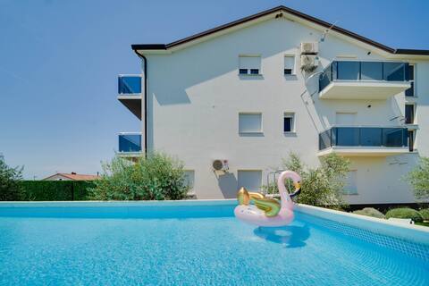 Black Diamond Apartment- Three Bedroom Apartment with Terrace and swimming pool
