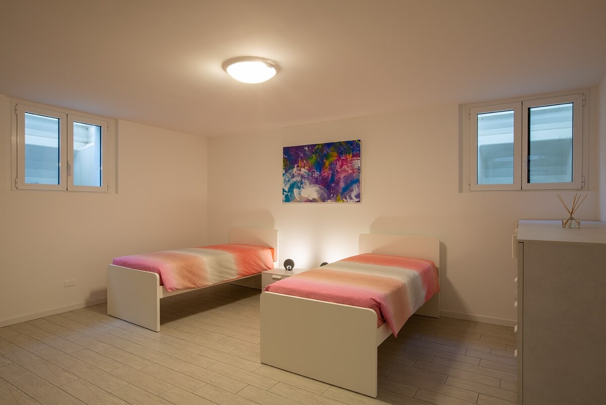 Საძინებელი ორი ერთადგილიანი საწოლით.