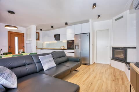Top performing Airbnb: Villa for 6 with an amazing view and private pool! in Borak
