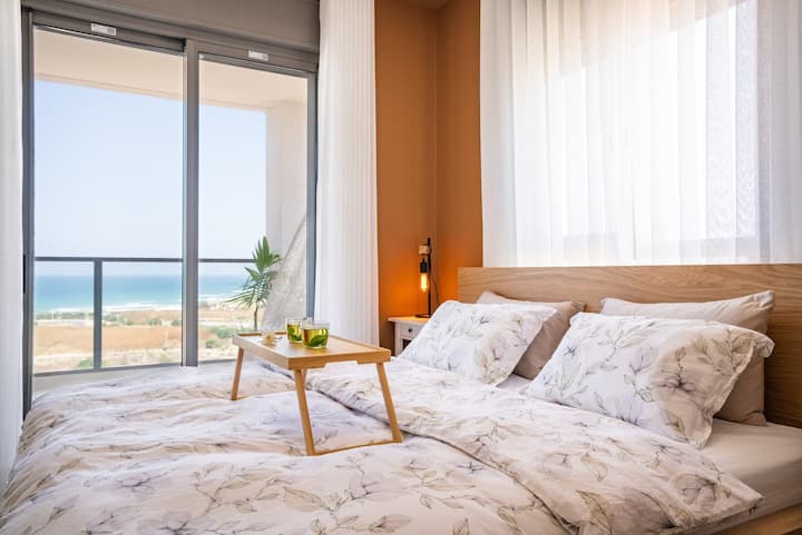 חדר שינה הורים מרגיע ונעים . בחדר זה יש מקלחת ושירותים צמודים 
טלויזיה חכמה ומרפסת לים₪