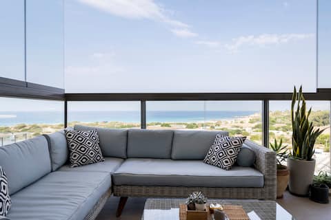 *Mini penthouse with 3 bedrooms, ocean view, huge balcony*