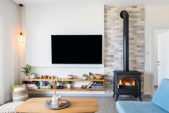 פינוק בסלון מול הקמין₪