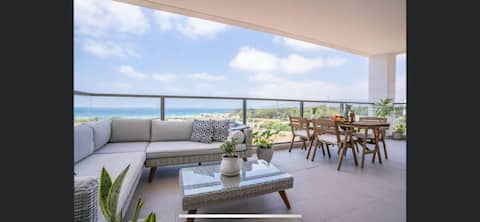 *Mini penthouse with 3 bedrooms, ocean view, huge balcony*