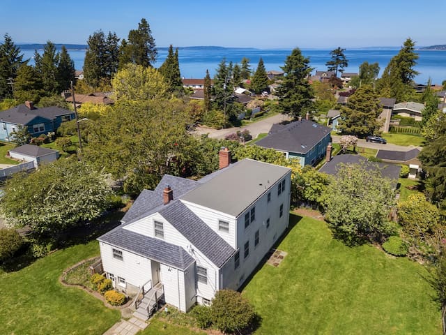 Historic 6 Bedroom Bayside Home With Private Beach gallery image 2