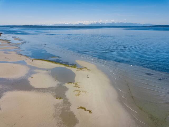 Historic 6 Bedroom Bayside Home With Private Beach gallery image 3