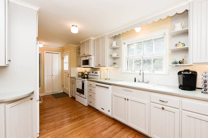 Historic 6 Bedroom Bayside Home With Private Beach gallery image 4