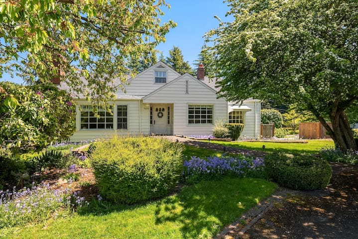 Historic 6 Bedroom Bayside Home With Private Beach