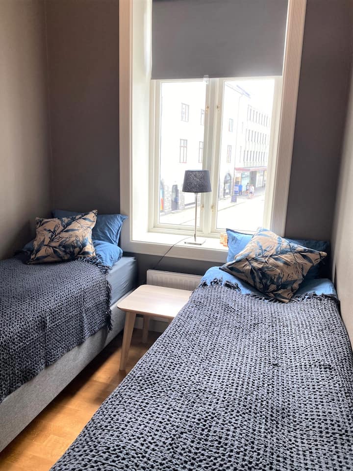 Spavaća soba 2 s krevetima za jednu osobu. 
(Može biti Queensize na zahtjev.) 