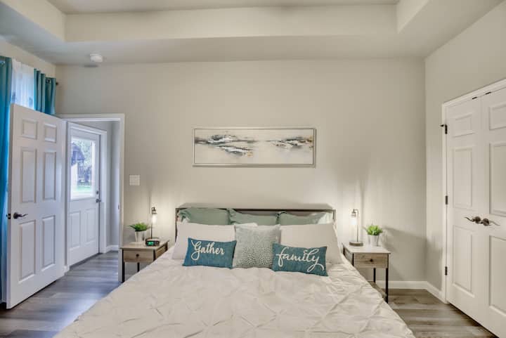 Relaksohu në këtë krevat të rehatshëm King pas një dite të zënë në liqen!