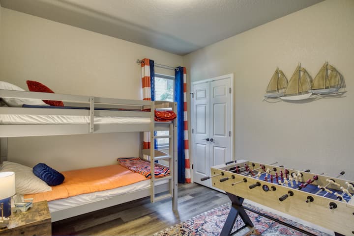 Dhoma e preferuar e të gjithëve me krevate marinari dhe një tavolinë futbolli! Kush merr kthesën e parë?!