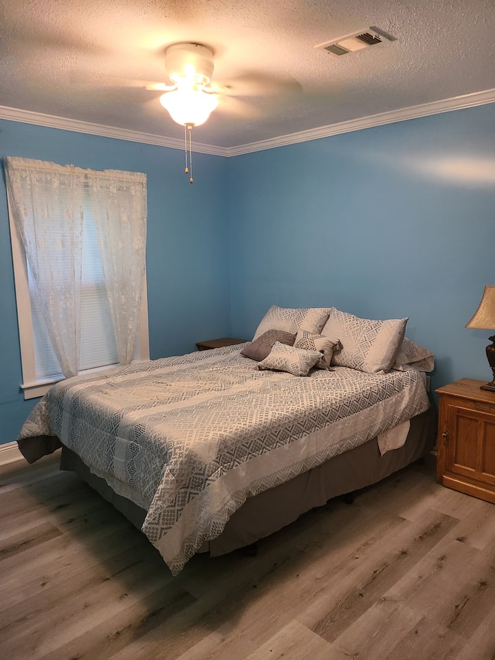 Master Bedroom, Queen size bed.