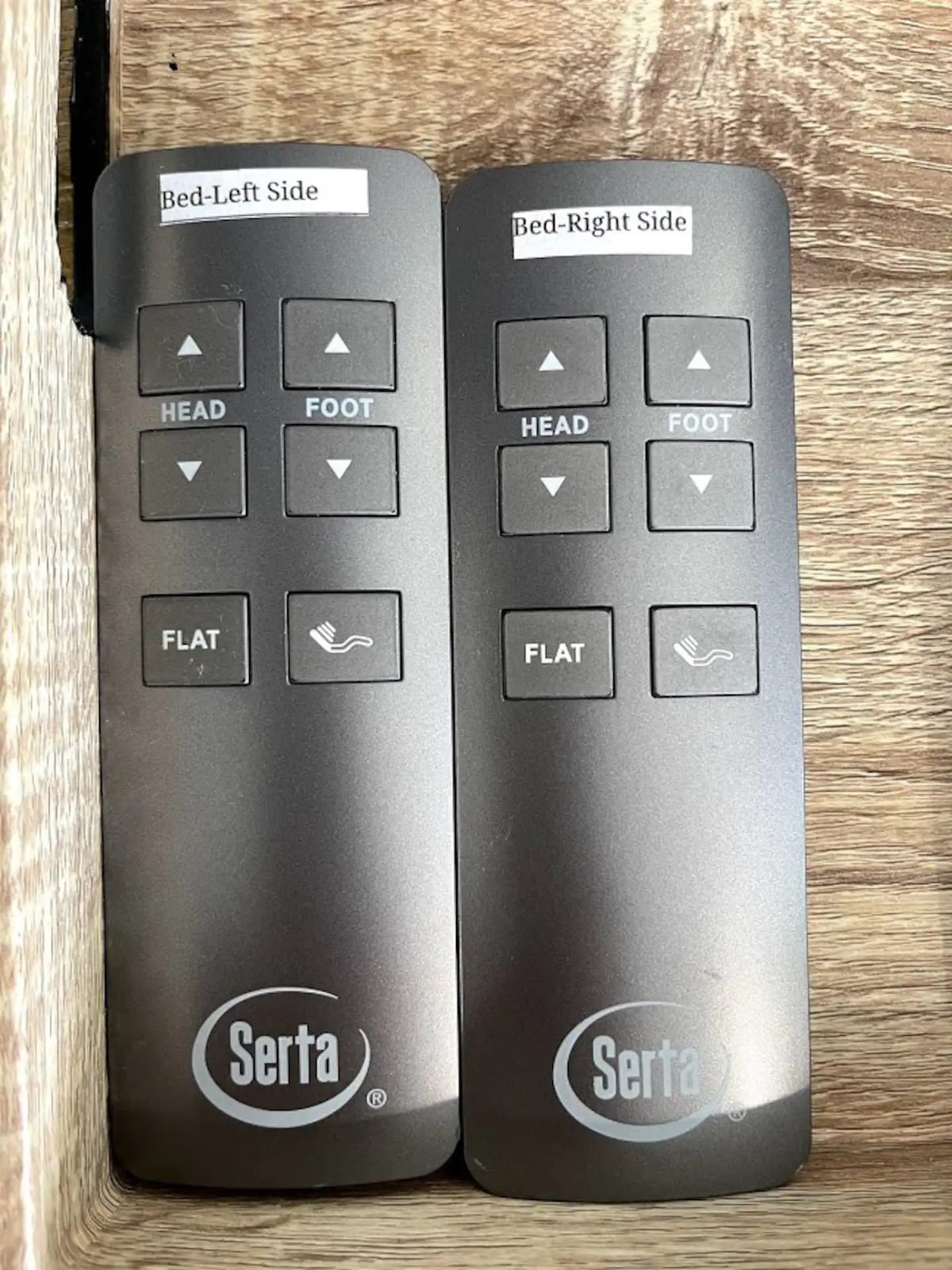 Afstandsbedieningen voor massage op kingsize bed!