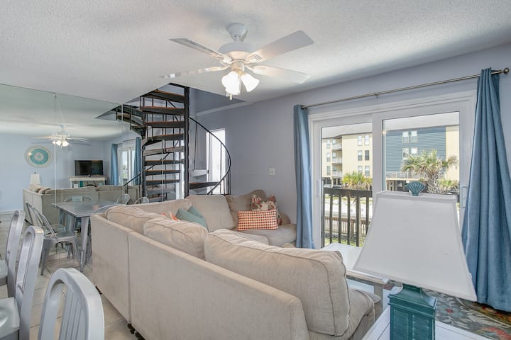 วิวห้องนั่งเล่นจากด้านนอกห้องน้ำชั้นล่าง