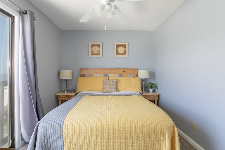 ห้องนอนที่ 2 บนชั้น 2 เตียงควีนไซส์