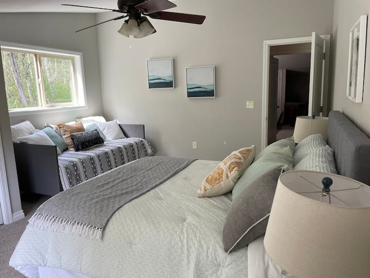 Queen & Twin, plná skriňa, posedenie a písací stôl.