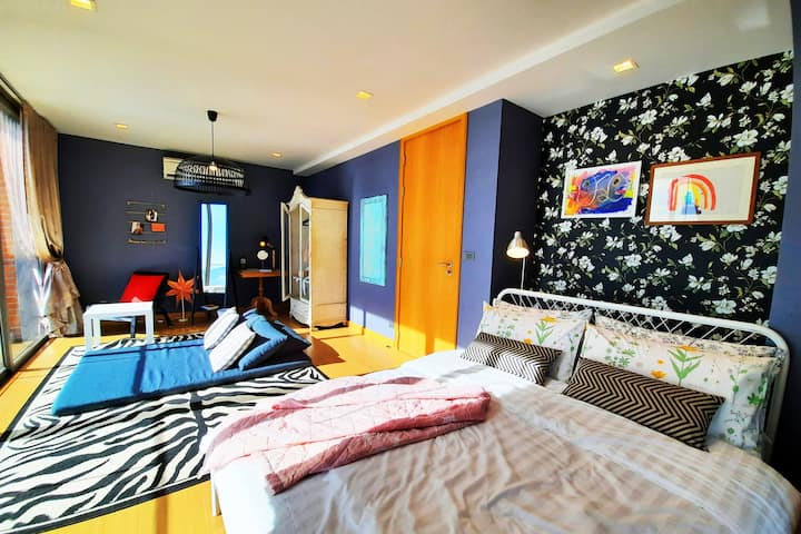 Bedroom 3 , greatest views , wake up to the sound of the Ocean and breathtaking views of the Ocean .