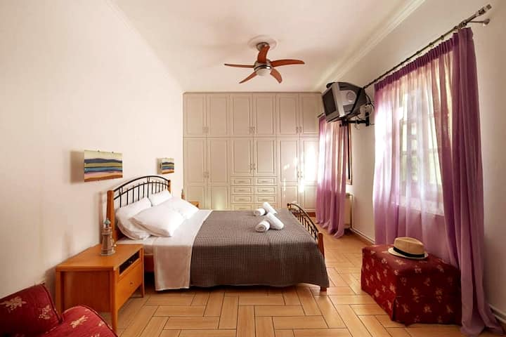 เตียงคู่ที่สะดวกสบายพร้อมทีวีและพัดลมเพดานสำหรับระบายความร้อนตามธรรมชาติ - ห้องนอนคู่ที่สะดวกสบายพร้อมทีวีและพัดลมเพดานสำหรับระบายความร้อนตามธรรมชาติ