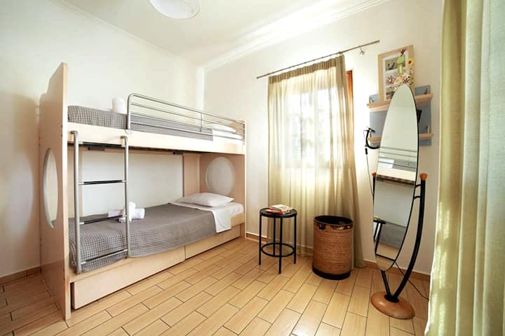 เตียงสองชั้นทำจากแผนตู้เย็นเรือ - เตียงสองชั้นทำจากการออกแบบเรือกับ porthole สำหรับเด็ก