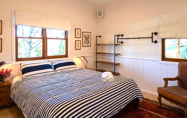 2. spavaća soba u prizemlju s bračnim krevetom i pogledom na jezero. Krevet se može podijeliti i namjestiti kao x 2 bračna kreveta za jednu osobu na zahtjev.