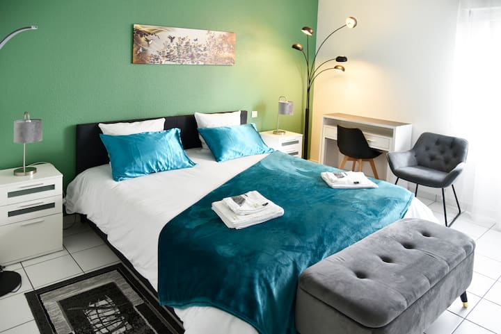 Მწვანე მთავარი საძინებელი დიდი ზომის საწოლით (180*200 სმ)