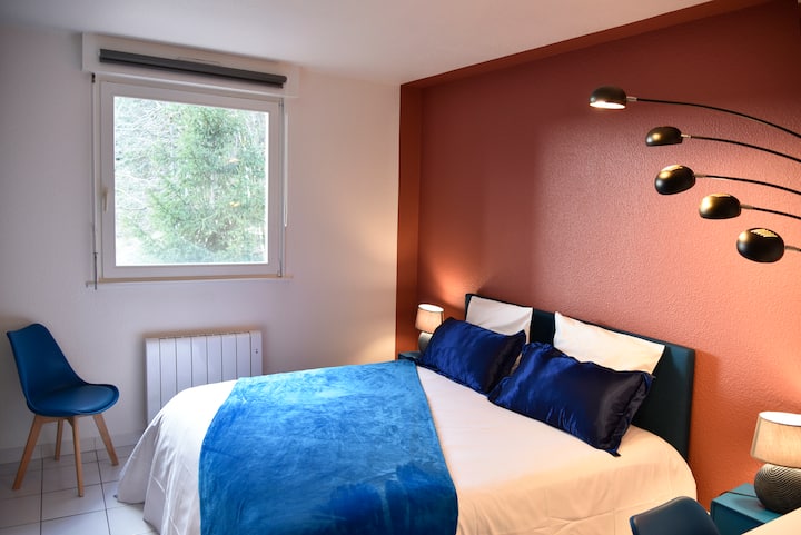 Ლურჯი ოთახი დიდი ზომის საწოლით (160*200 სმ)