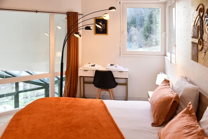 Ნარინჯისფერი ოთახი დიდი ზომის საწოლით (160*200 სმ)