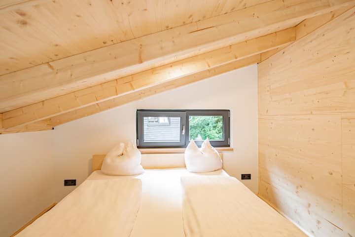 Área para dormir con acogedora cama matrimonial