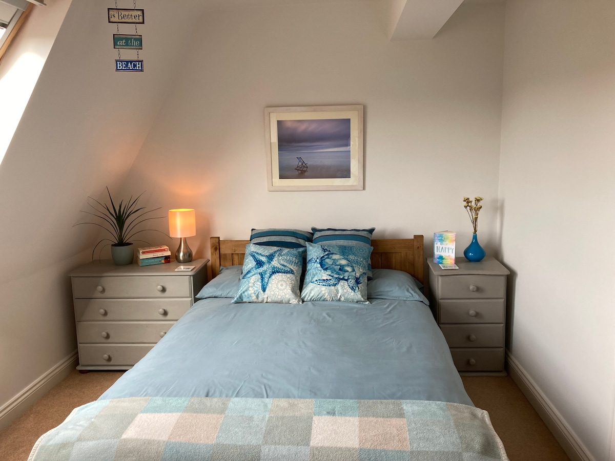 Light and airy double room with en-suite bathroom..