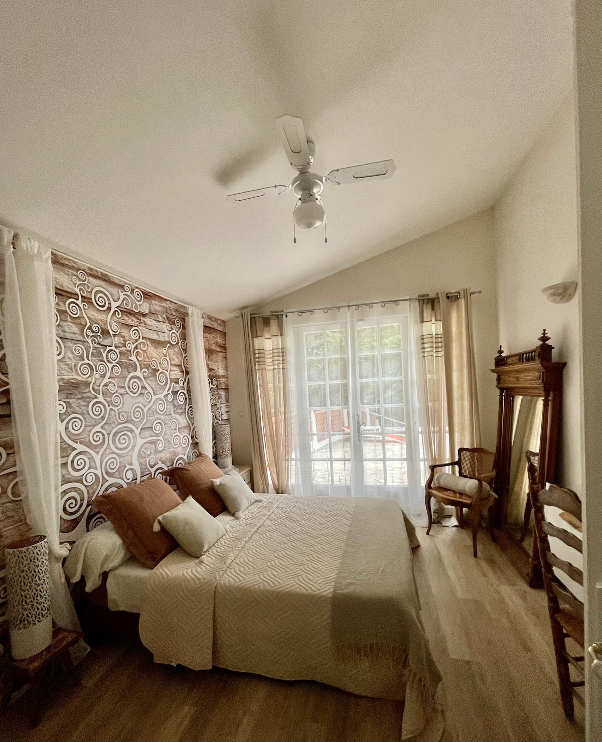 Cotton linen bedroom
Access and private terrace
Shower room with private toilet