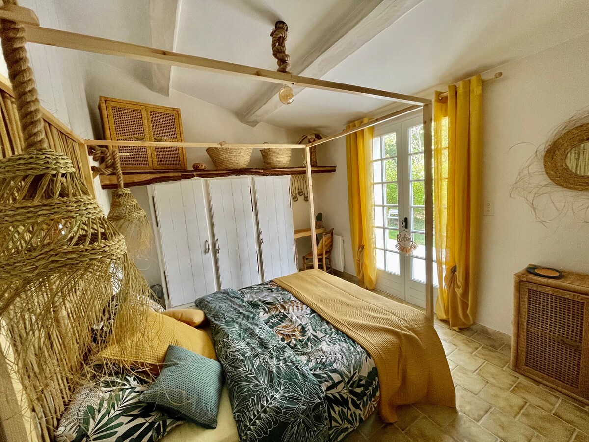 "Jungle" room
140 bed
Possible crib 
Private shower and sanitary facilities 
Independent access and private terrace with garden view