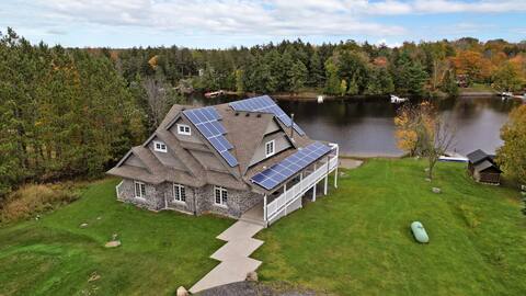 Beachfront All Season Muskoka Cottage+TeslaCharger