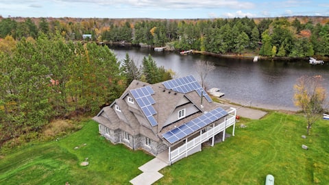 Beachfront All Season Muskoka Cottage+TeslaCharger