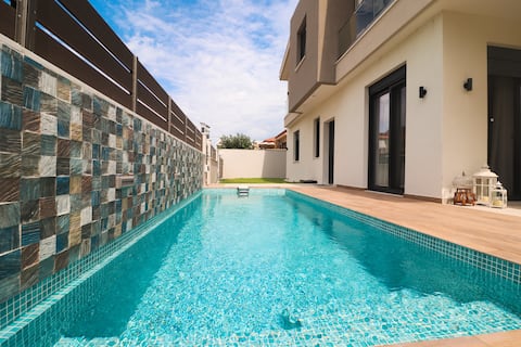 Luxurious, 4-bedroom Villa with private pool
