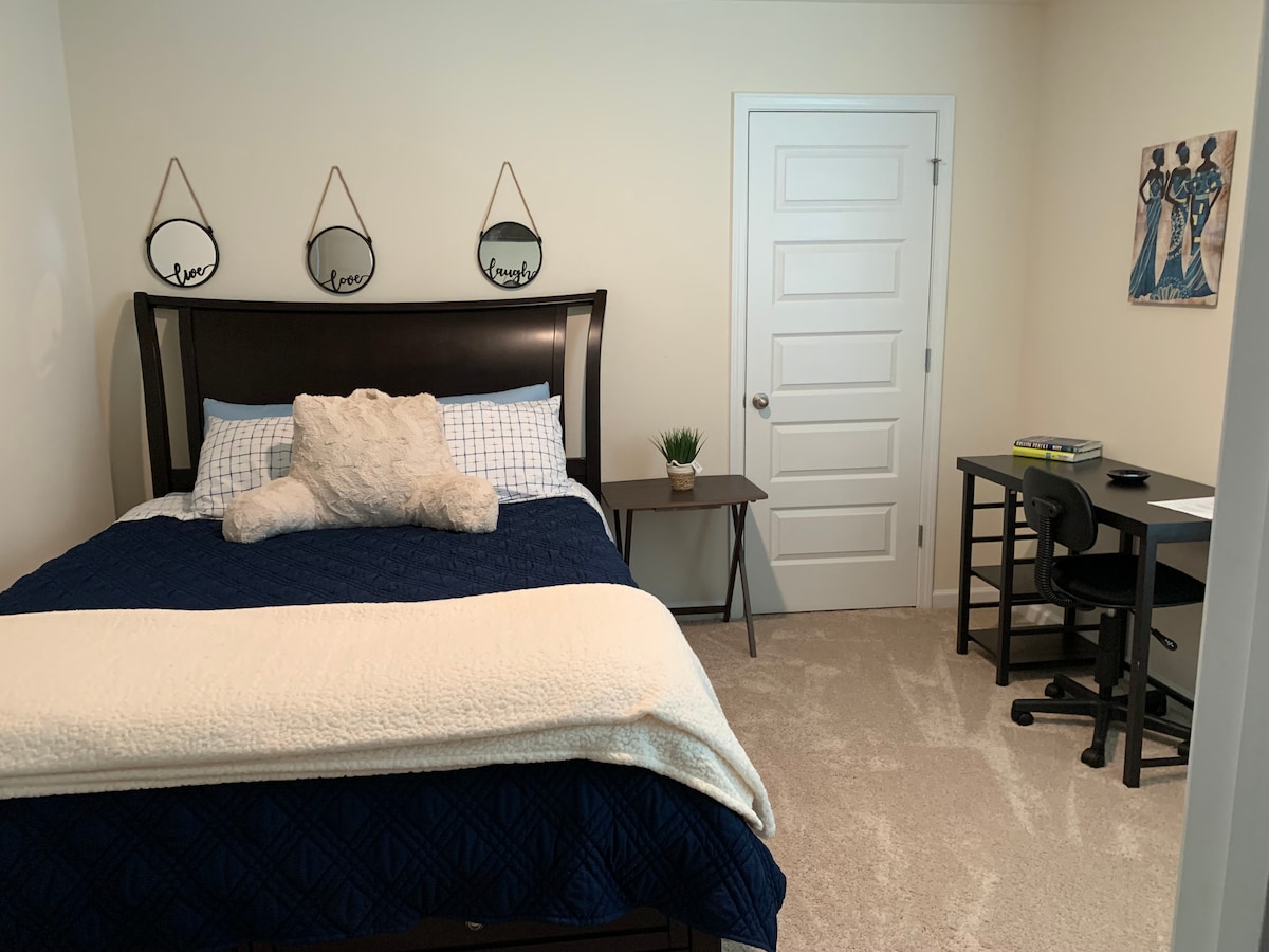 Kitanda cha ukubwa wa malkia kilicho na dawati, kiti, kabati dogo la kujipambia,  televisheni na bafu la kujitegemea lenye beseni la kuogea na bafu. 